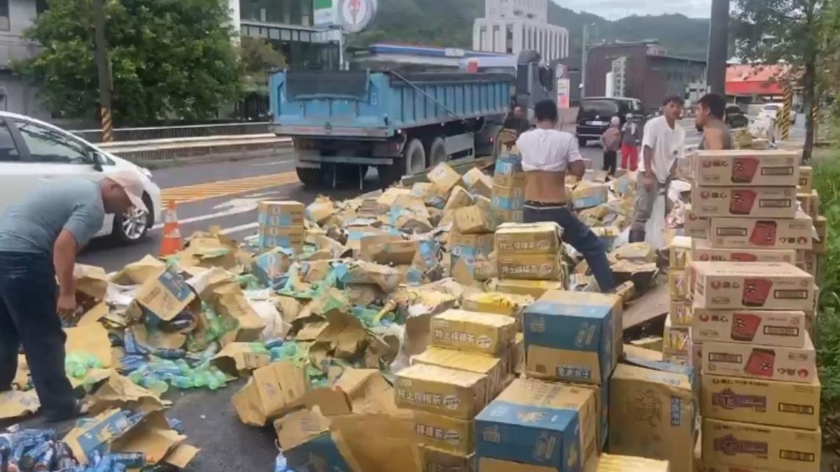 500箱物品散落。(圖/里長提供)