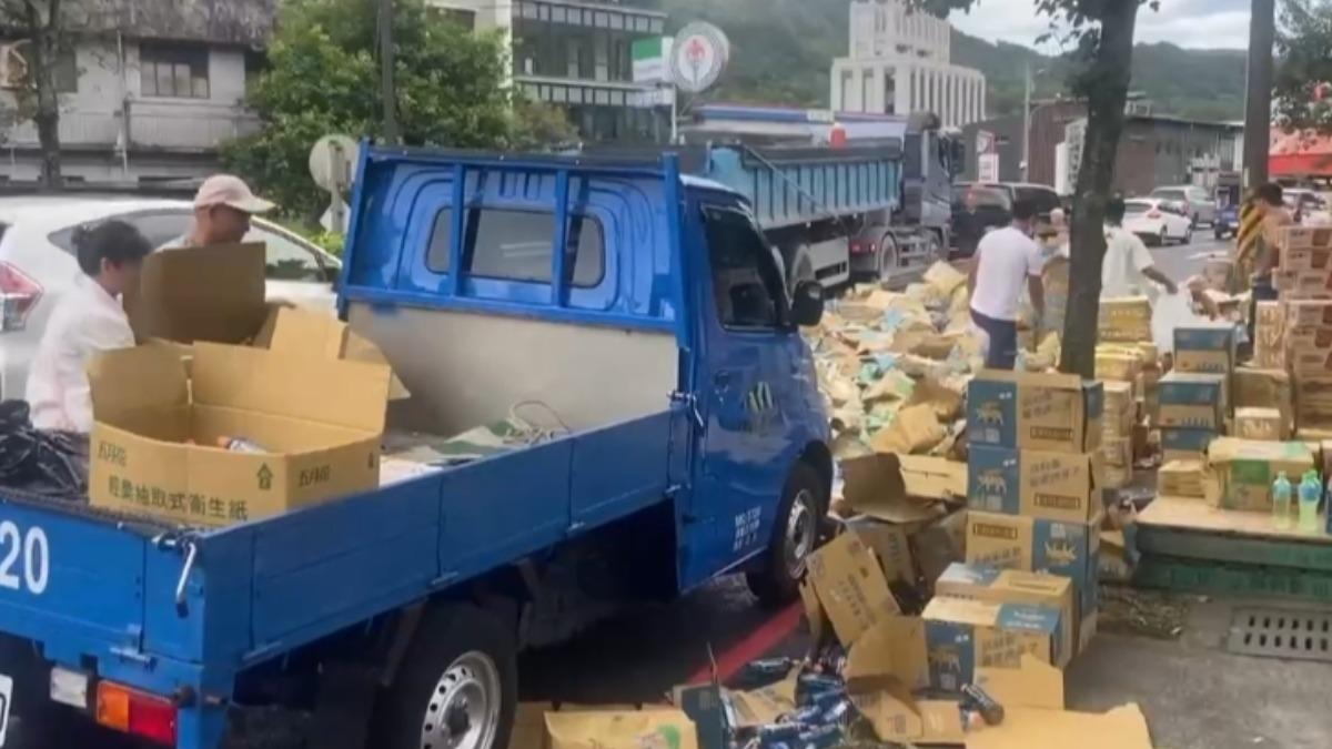 聯結車第二節車門疑似未關好,500箱貨物全部掉落。(圖/里長提供)