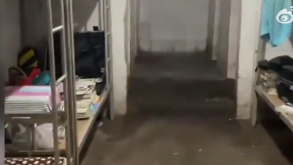 湖南這間學校宿舍裡頭竟然有半開放式的廁所,學生反映,天氣一熱就飄出臭味,懷疑宿舍是用廁所改建的。(圖/網路)
