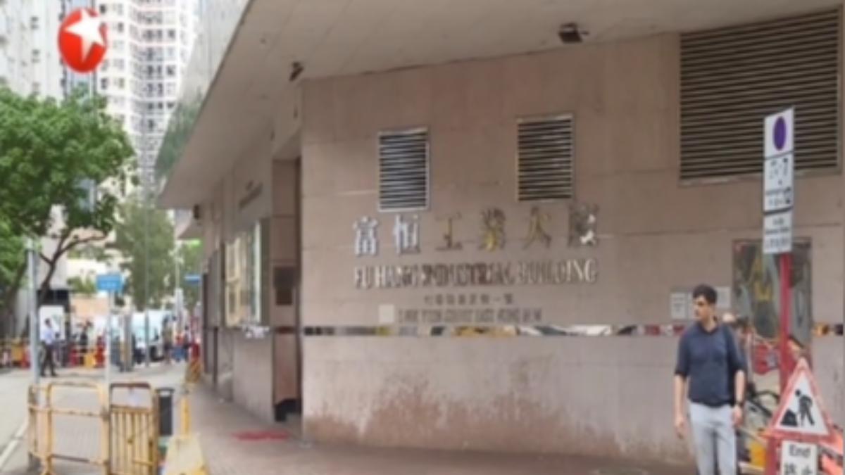 香港17日凌晨爆發一起重大的黃金搶案,歹徒闖入一間黃金加工廠,搜刮倉庫裡的金磚金條,總價值高達台幣2.2億。(圖/上海東方衛視)