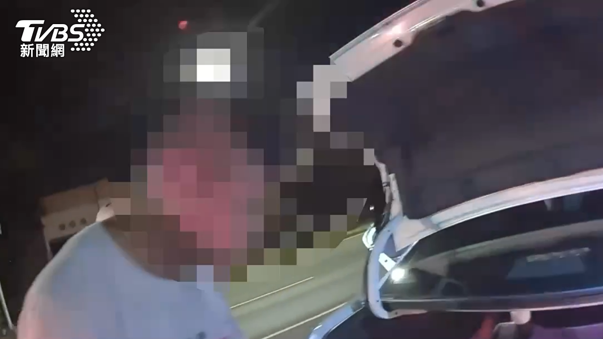 洪姓男子向警方表示，對方先從後面走過來把他抓下車，並出言嗆聲，隨後兩人爆發衝突。（圖／TVBS）