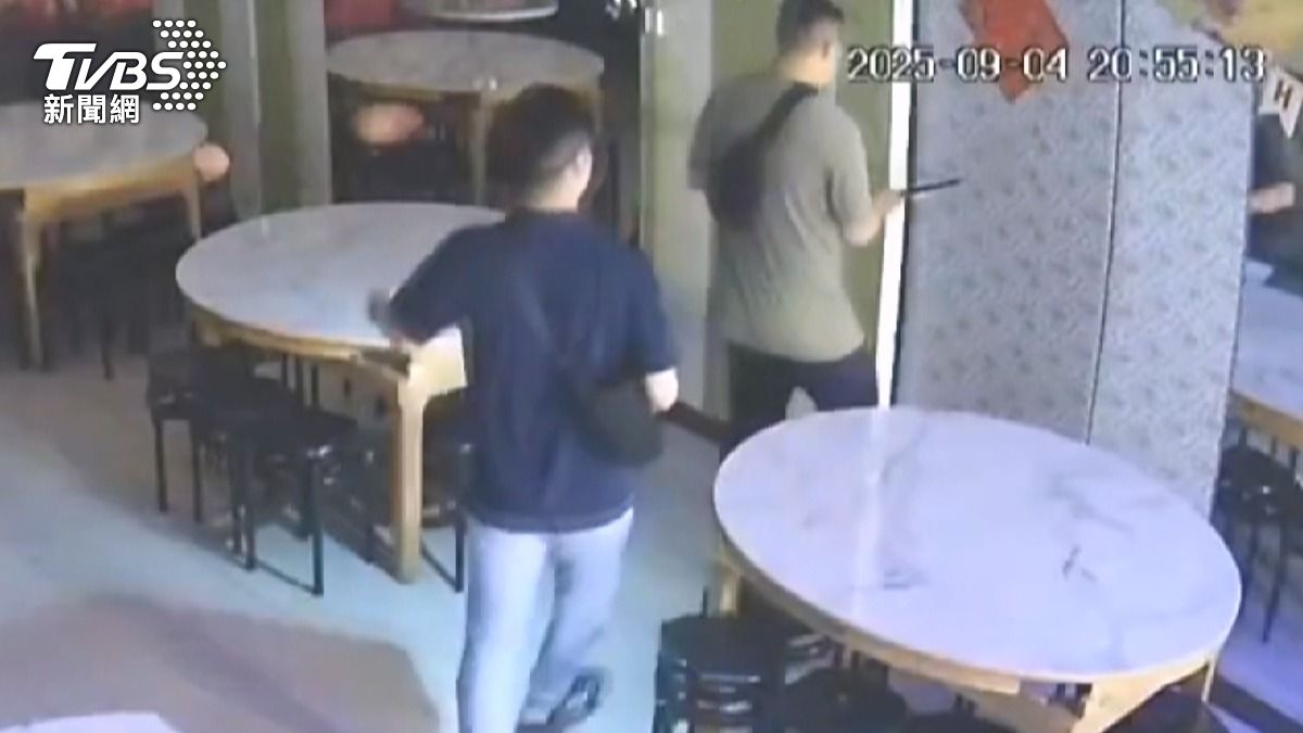 台南北區一家越南河粉店日前發生警方持警棍突襲搜索事件,引發業者不滿控訴執法不當。(圖/TVBS)