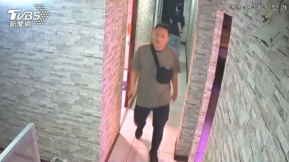 大批便衣員警手持警棍和手電筒,突然闖入台南北區一家越南河粉店的二樓套房進行搜索。(圖/TVBS)