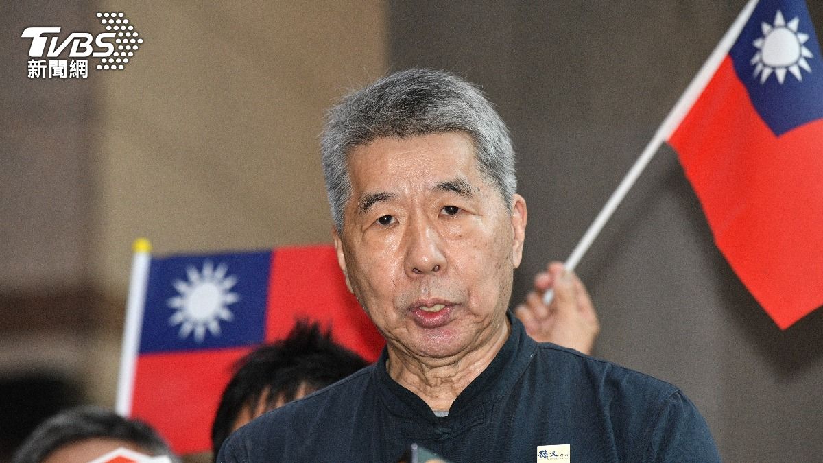 張亞中登記參選國民黨黨主席。(圖／胡瑞麒攝)