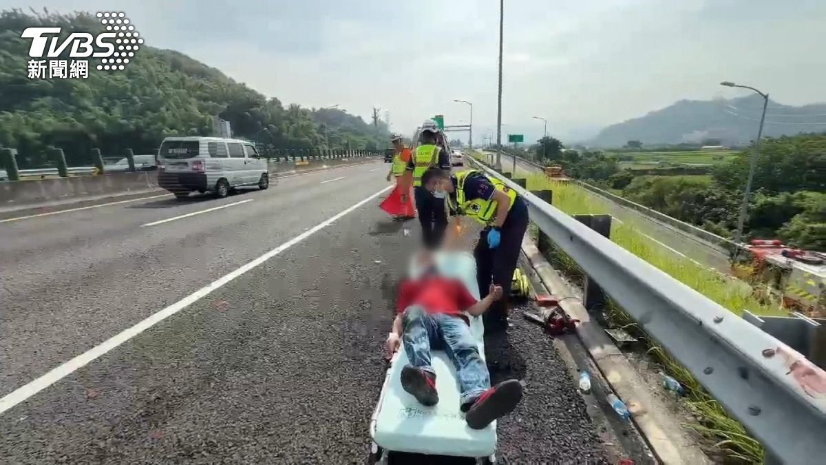 祝壽驚魂！車翻落國6邊坡　5人幸無命危。(圖／TVBS)