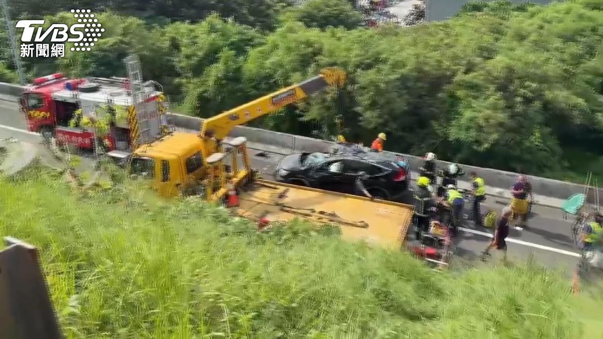  驚悚！南投國姓祝壽團遇車禍　休旅車連翻三圈全員送醫。(圖／TVBS)