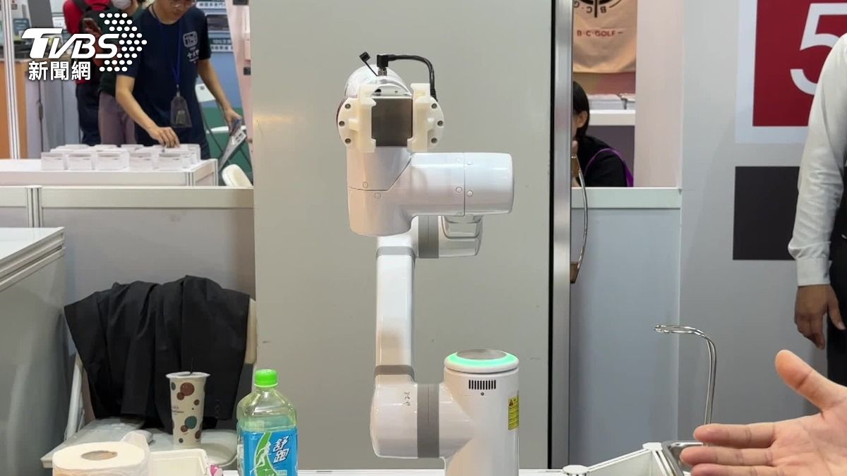 雞排店使用機器手臂備餐,不只可以按照POS機拿東西、炸雞塊,還能自訂炸的時間。(圖/TVBS)