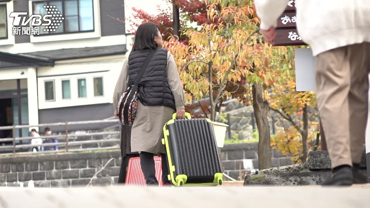 仙台六日遊團費卻超過6萬元,旅遊達人坦言,現在非旺季,團費確實有點太貴。(圖/TVBS)