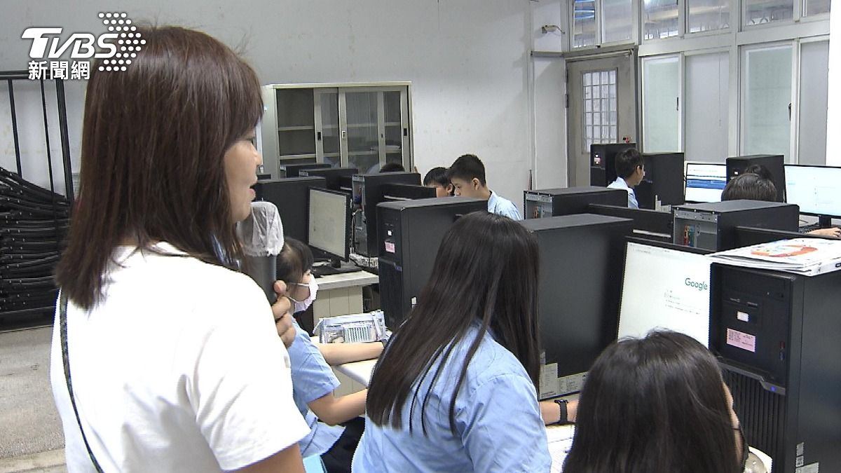 國中資訊課上,老師會教學生如何下prompt,透過任務練習強化能力。(圖/TVBS)