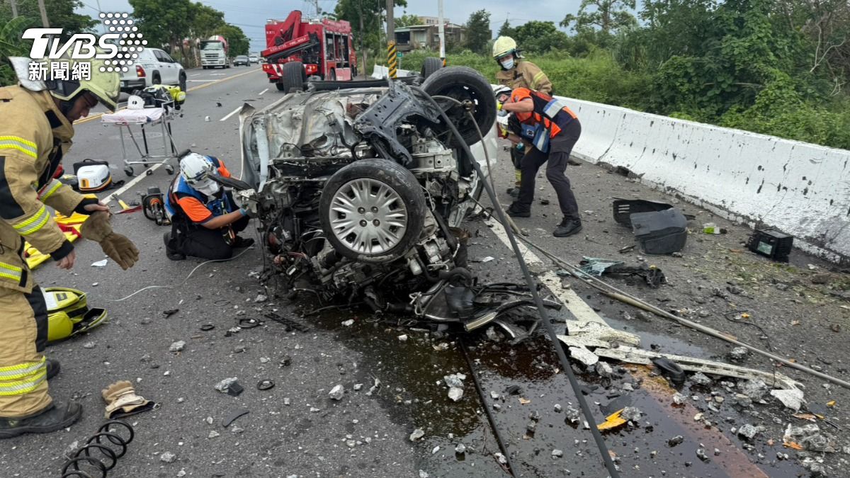台南嚴重車禍!轎車猛撞電桿「翻車扁爛」 駕駛命危搶救中
