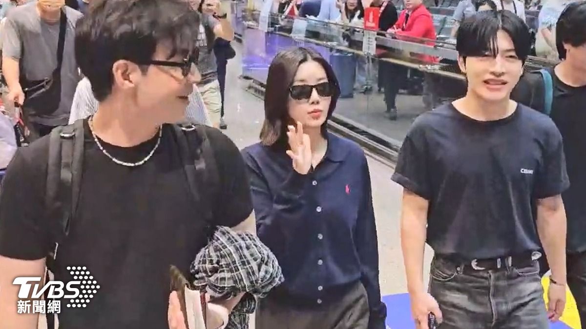 出關後權恩妃跟粉絲揮手打招呼。(圖/TVBS新聞網)