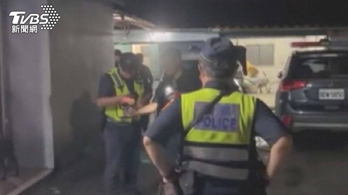 警方追緝4公里後,在萬巒鄉發現被棄置的車輛。(圖/TVBS)