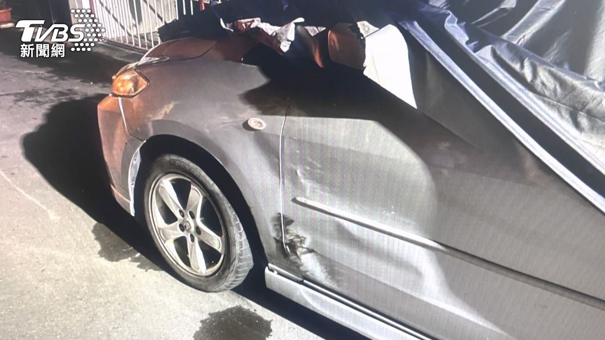 對方拒絕檢查並逃逸,還衝撞了巡邏車,導致警車受損,另有一輛車也遭到毀損。(圖/TVBS)