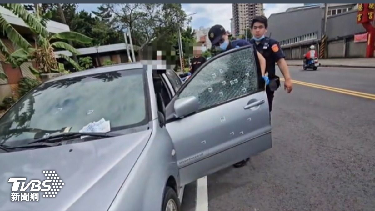 停在路邊的老車遭到掃射23槍，鑑識小組到場採證。（圖／TVBS）