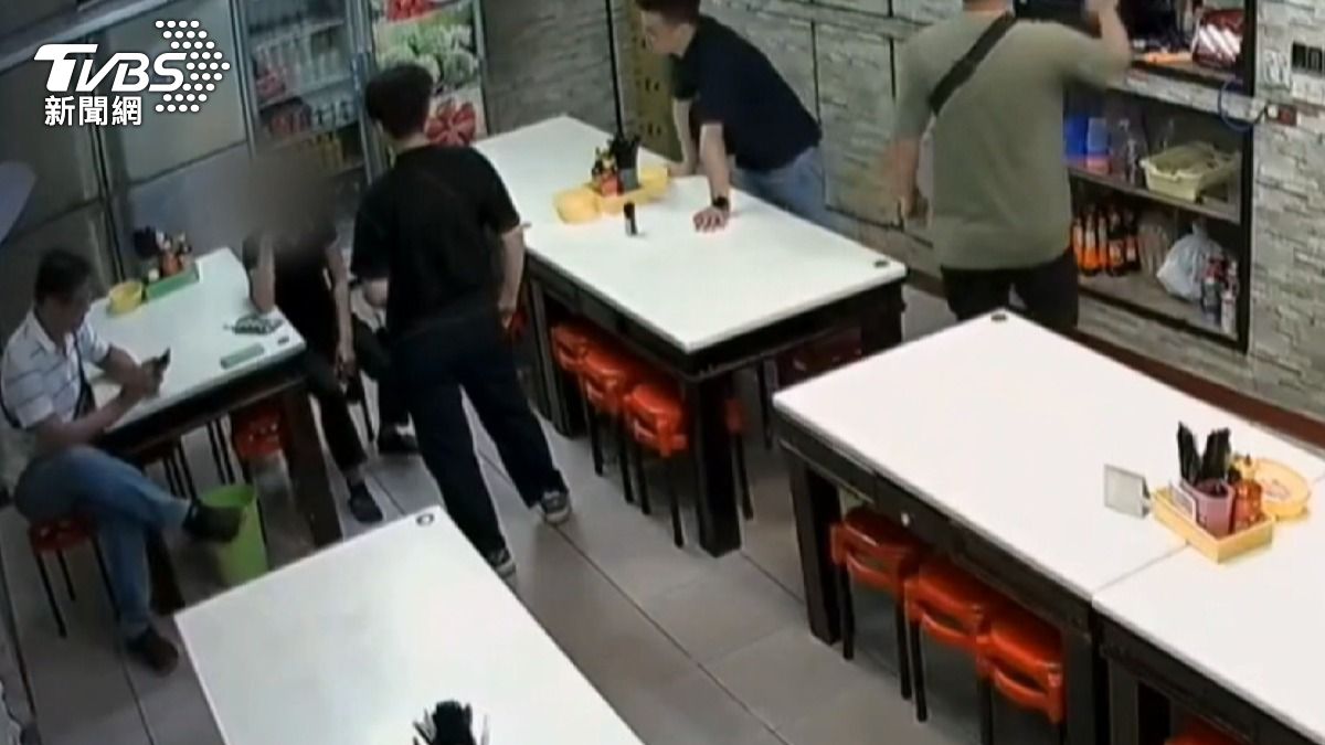 台南一家河粉店因警方搜索抓捕越籍車手而引發爭議。(圖/TVBS)