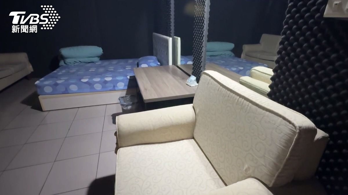 河粉店業者因警方到店內搜索抓人而感到不滿,公開了店內二樓房間的情況(圖/TVBS)