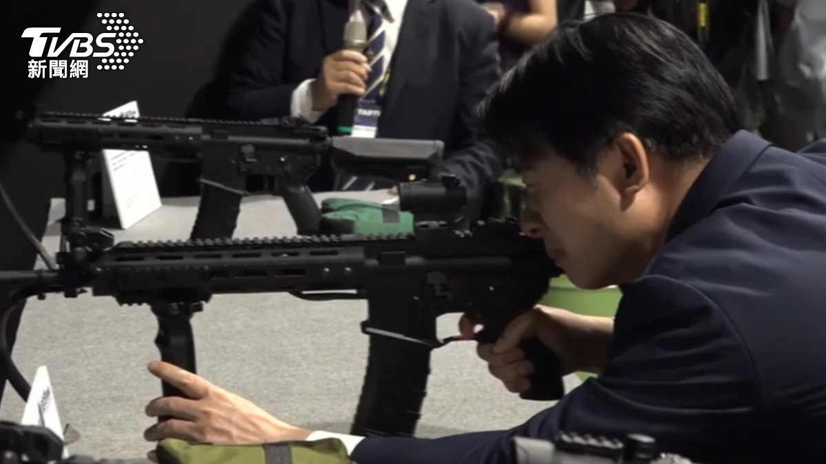 總統賴清德體驗T112步槍射擊模擬器。(圖/TVBS)