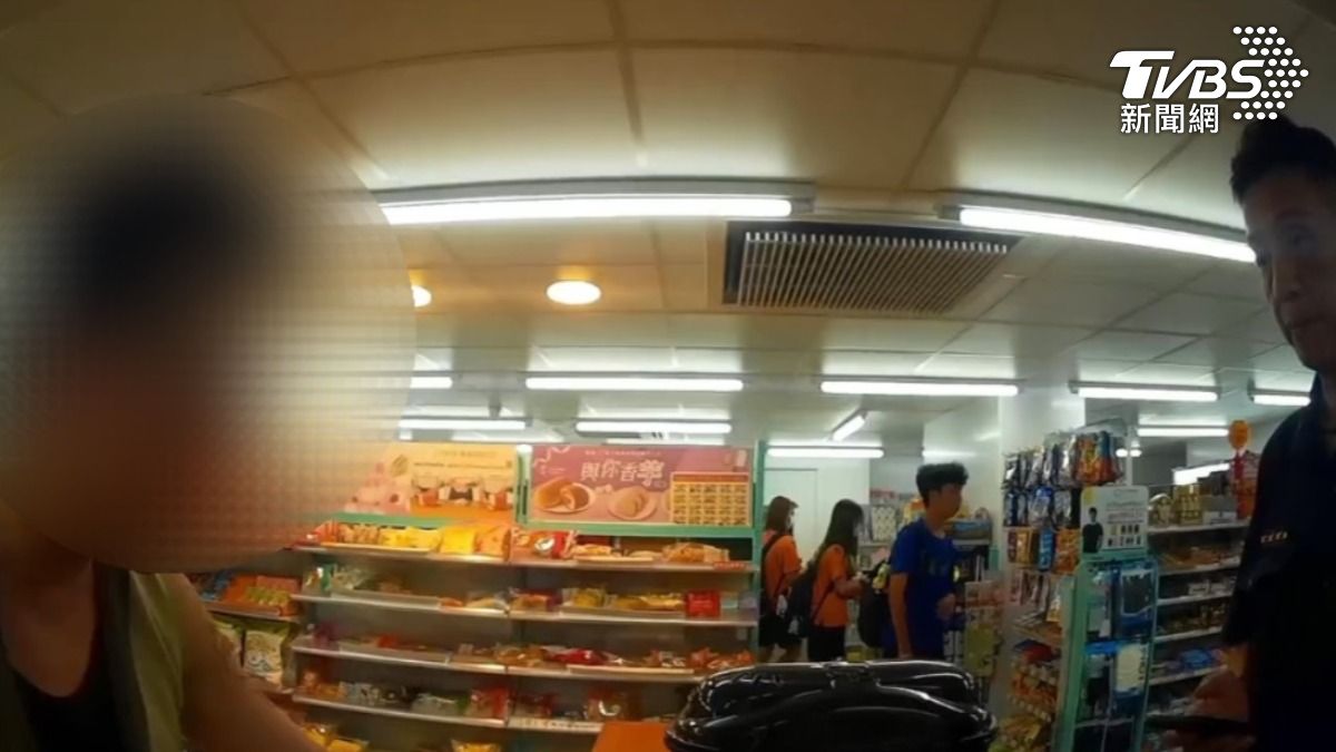 一位目擊民眾透露,涉案物品是一種放在脖子上使用的涼感頸圈,而男子是自己將頸圈放到冰櫃裡。(圖/TVBS)