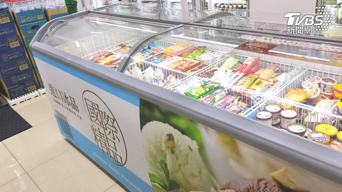 客人放在冰櫃裡面的東西被移到櫃台來擺放,而櫃台本來就是超商做失物招領的地方。(圖/TVBS)