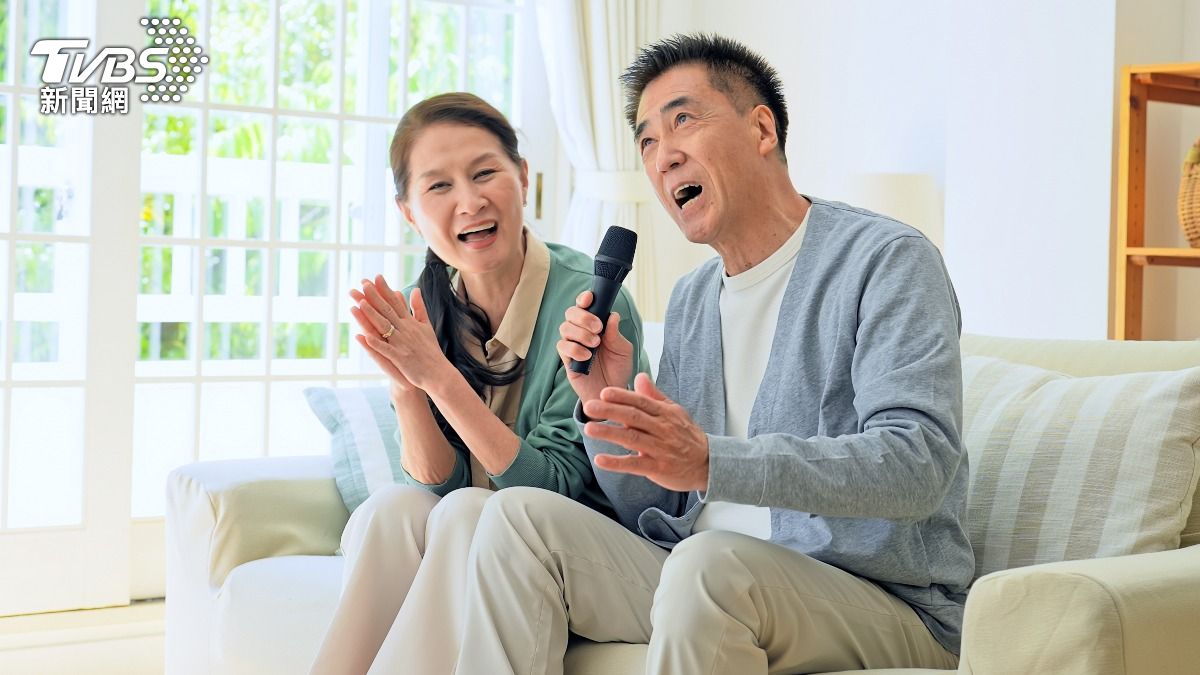卡拉OK約起來!醫揭「熟悉老歌」喚回憶防失智 半個月就有用
