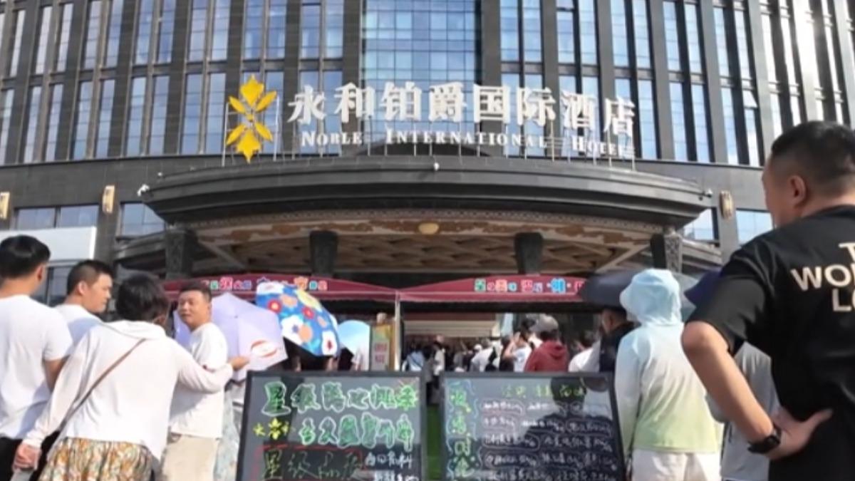 為求生存,五星級飯店也出來擺地攤。(圖/網路)