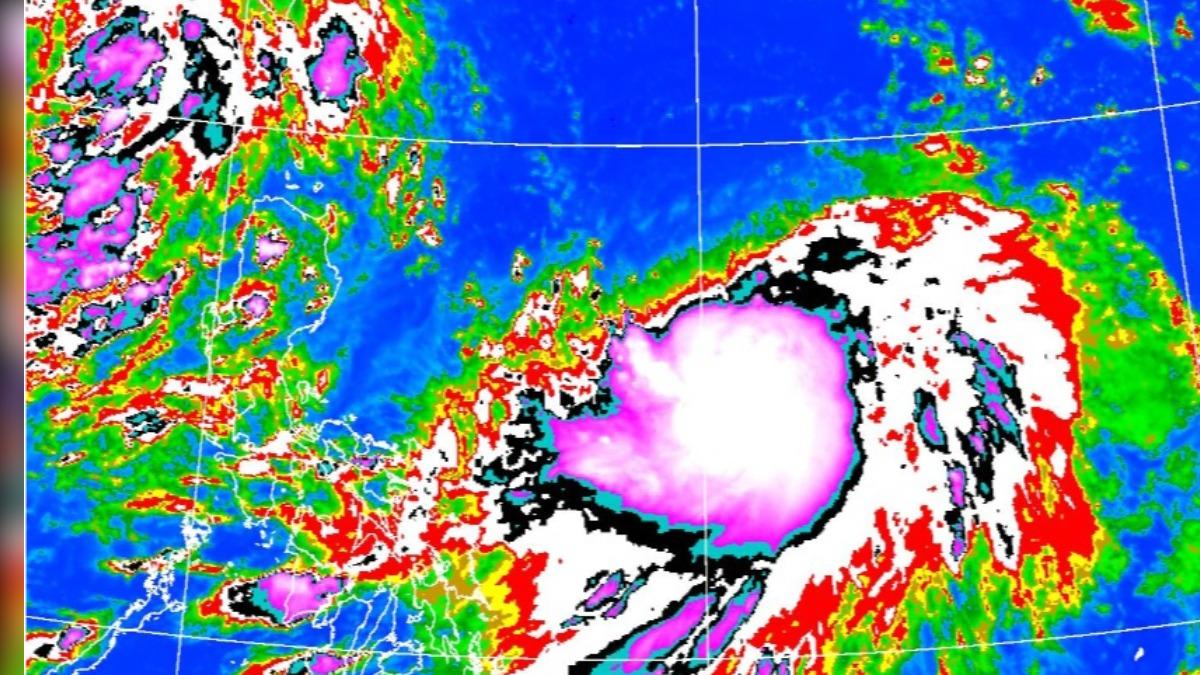 颱風/樺加沙強勢襲捲!中心挾「很強對流雲」 鄭明典:進入快速增強期