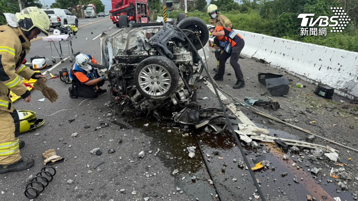 小客車疑過彎太快,撞到電線桿,自己車子全毀,身子還一度受困車底。(圖/TVBS)