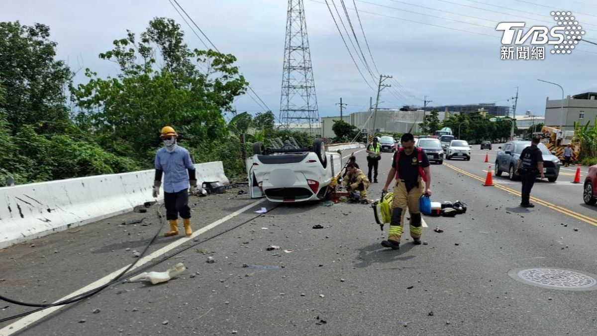 小客車疑過彎太快,撞到電線桿,自己車子全毀,身子還一度受困車底。(圖/TVBS)