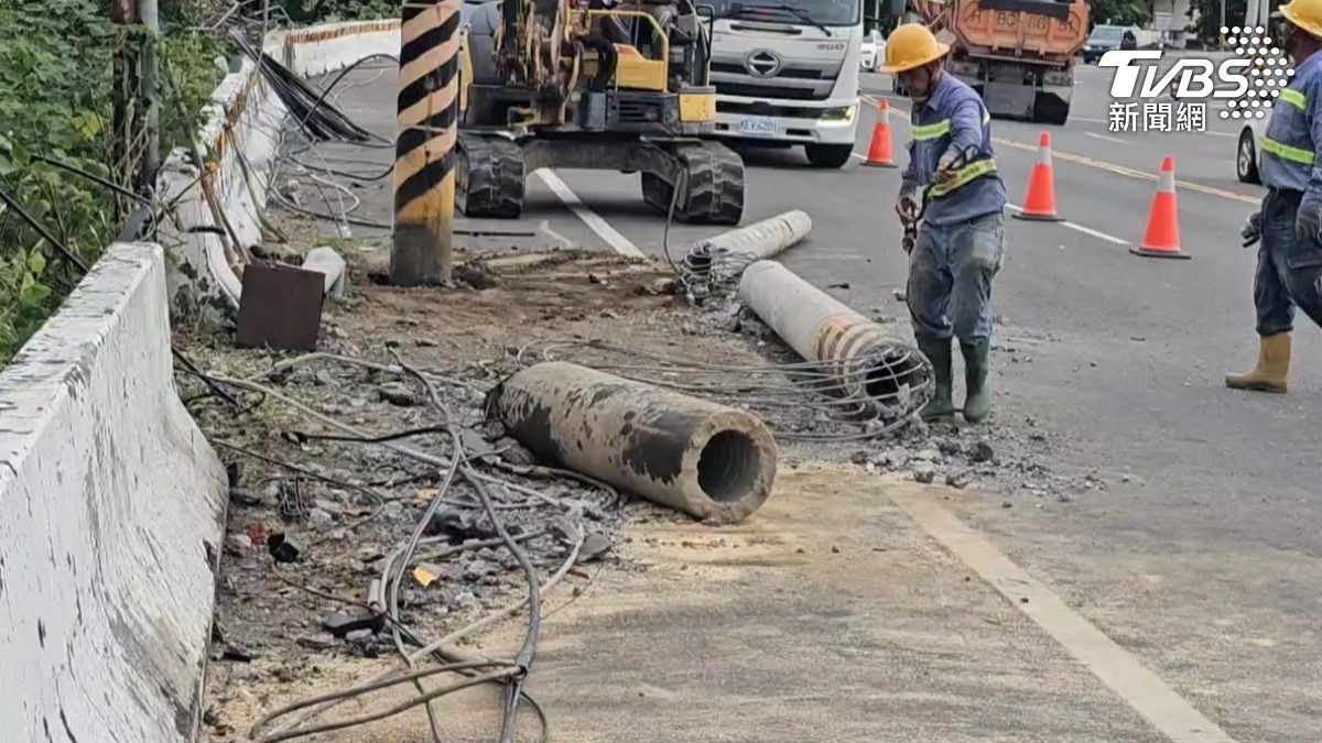 小客車疑過彎太快,把電線桿斷成三截,一度造成附近2344戶停電。(圖/TVBS)
