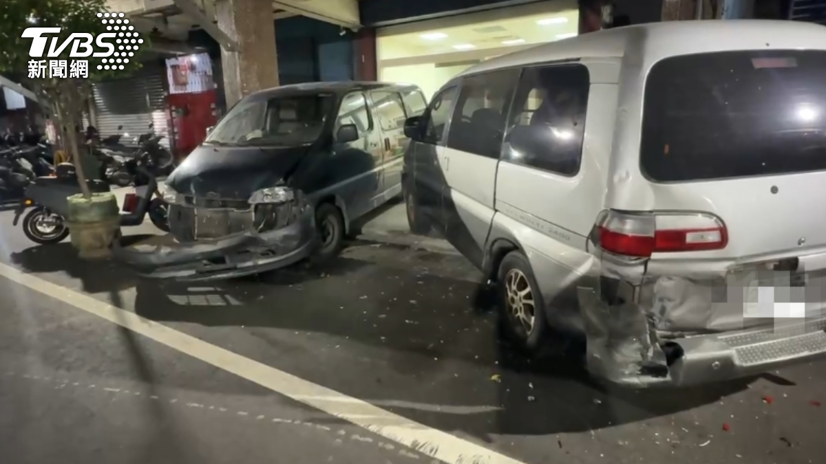 一名男車手拒檢逃逸,開車衝撞路邊停放車輛。(圖/TVBS)