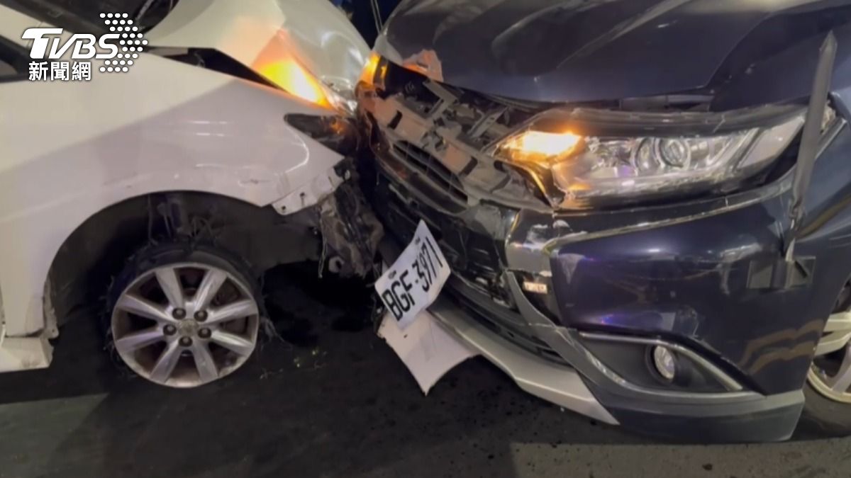 三重一名車手猛撞警車。(圖/TVBS)