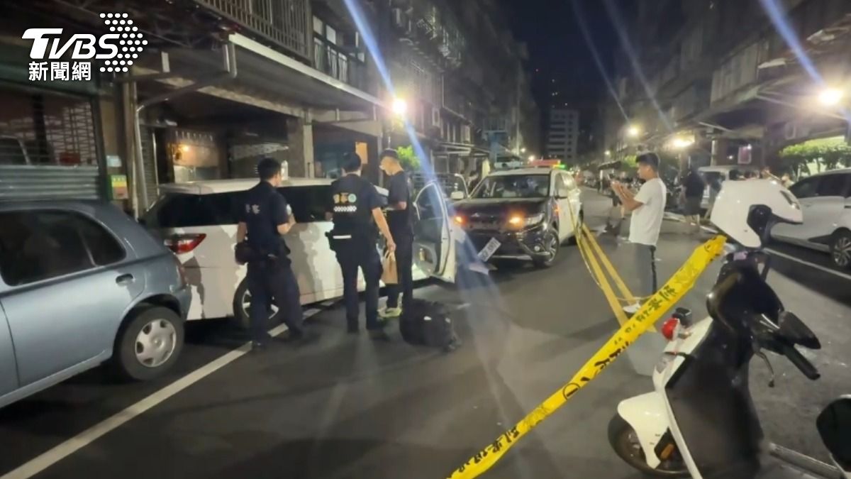 警方包抄逮捕逃逸車手。(圖/TVBS)