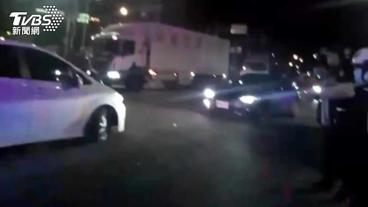 警方當時持槍對犯嫌車輛射擊。(圖/TVBS)