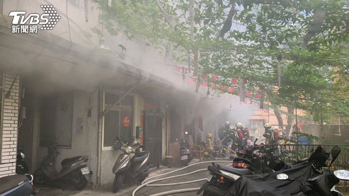 警消迅速灌救。（圖／TVBS）