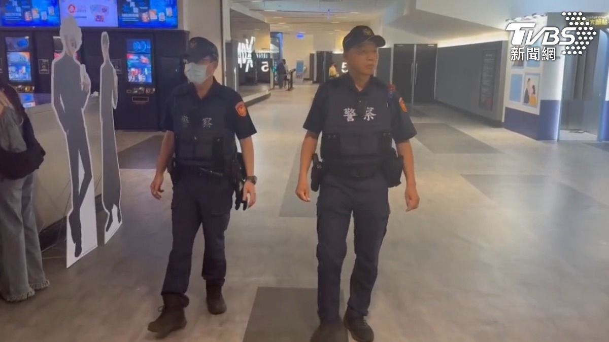 警方前往大遠百的影廳巡視。(圖/TVBS)