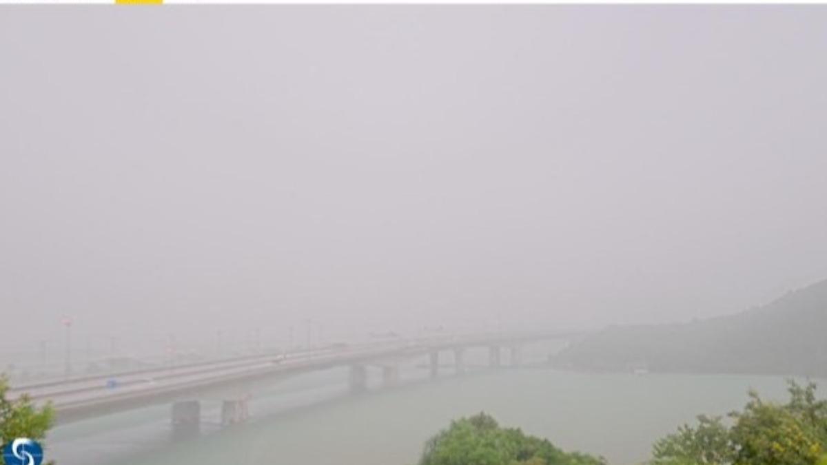「米塔」雨彈猛襲赤鱲角　香港天文台一度發黑色暴雨警告