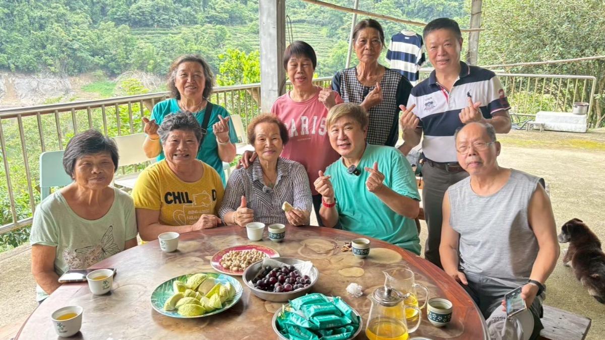 胡瓜和民眾合影。(圖/下面一位提供)