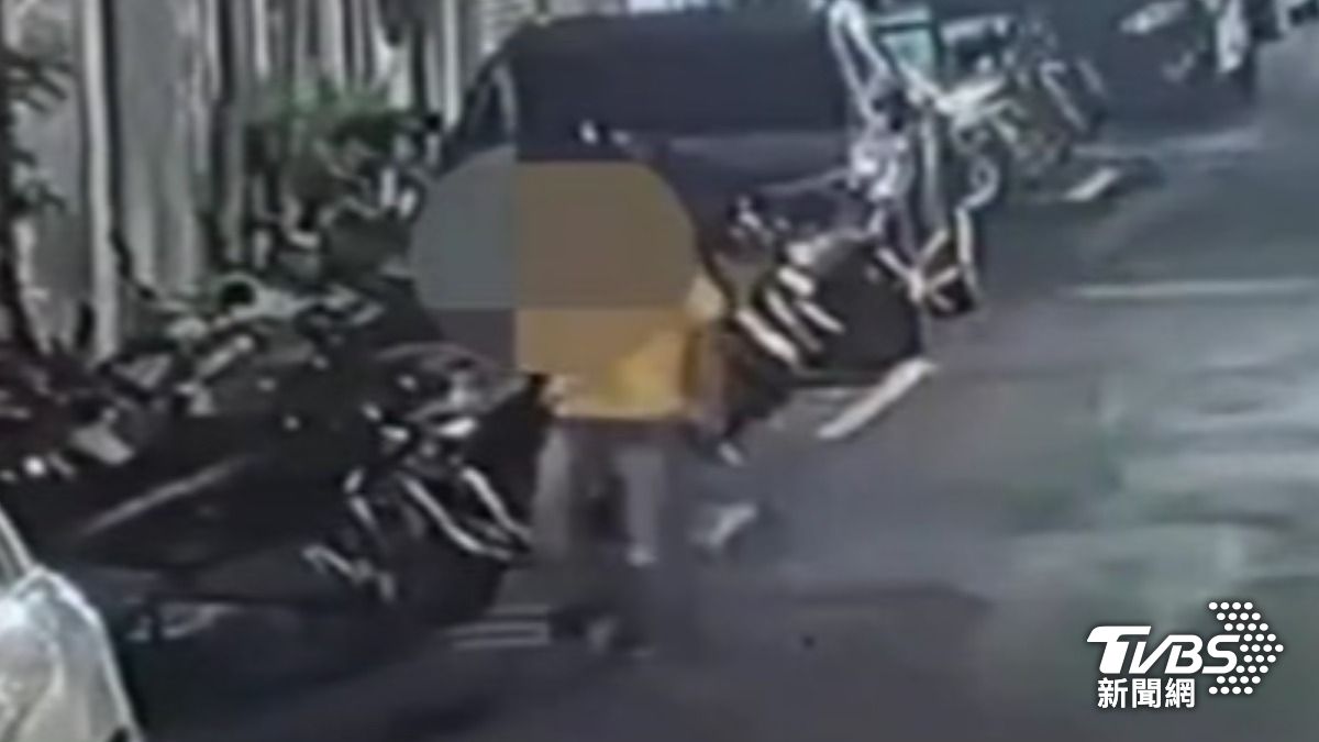 亂翻機車偷千元，通緝犯躲逃生梯遭逮。（圖／TVBS）