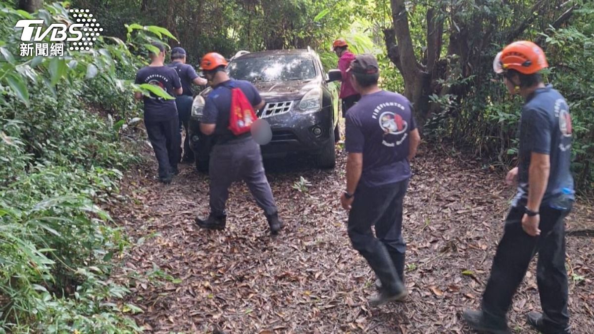 救難人員合力將遺體抬下山。(圖/TVBS)