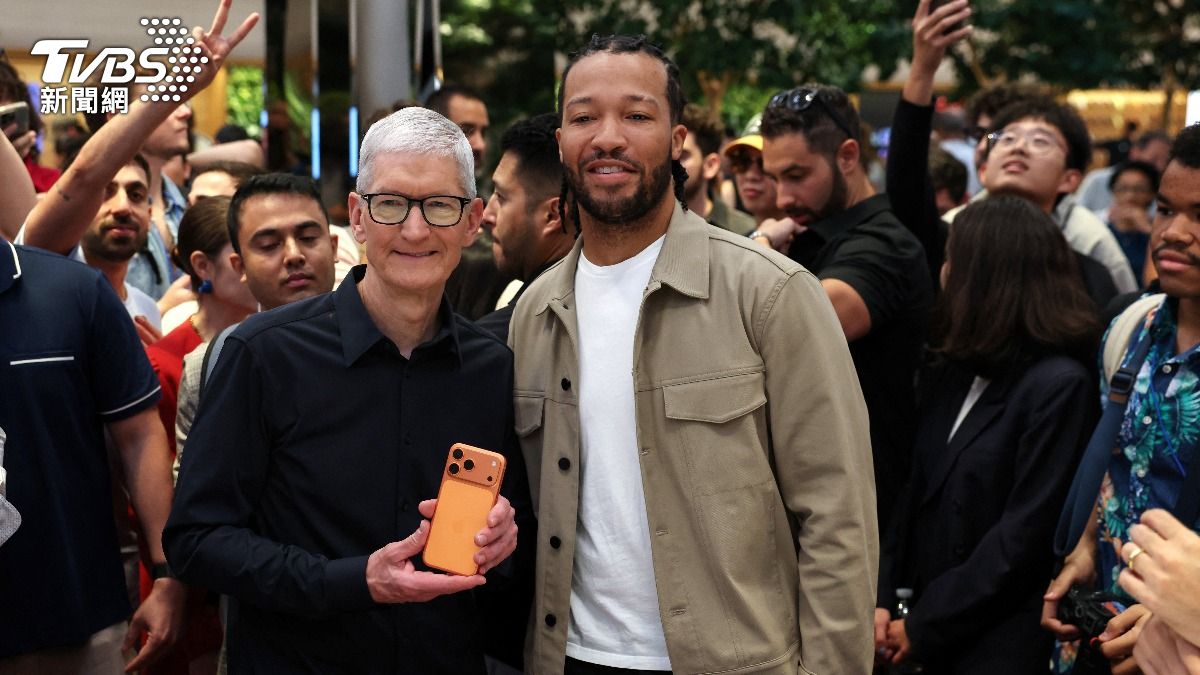 iPhone17在紐約開賣,蘋果執行長庫克與NBA紐約尼克隊球員布倫森在店內合影。 (圖/達志影像路透社)