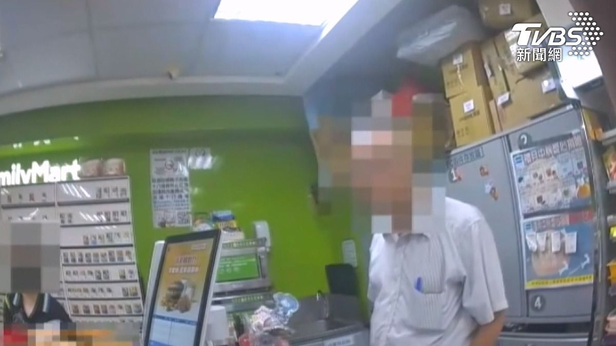 台中一名71歲阿伯日前在超商欲儲值2萬元點數時,被熱心店員識破可能遭遇詐騙而報警處理。(圖/TVBS)
