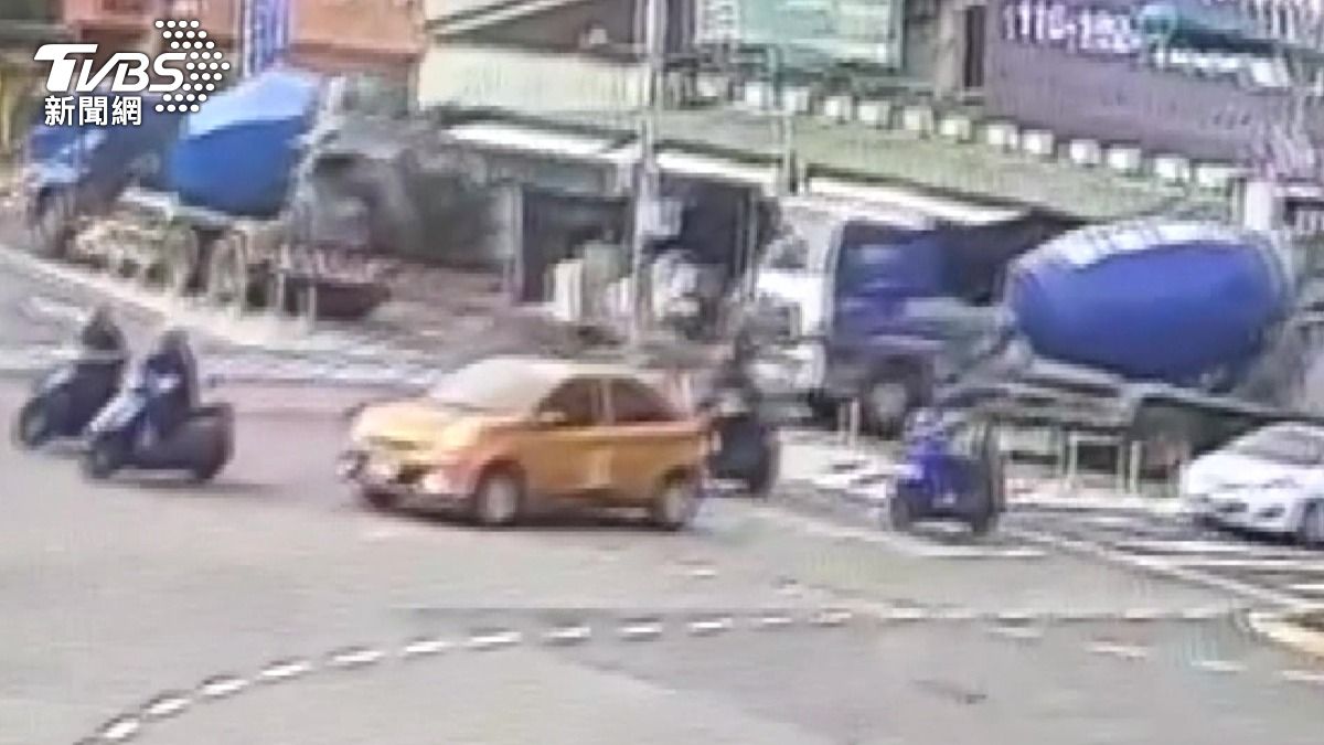 40歲男遭水泥車輾斃!「2大車接續右轉」自行車騎士捲車底。(圖/民眾提供)