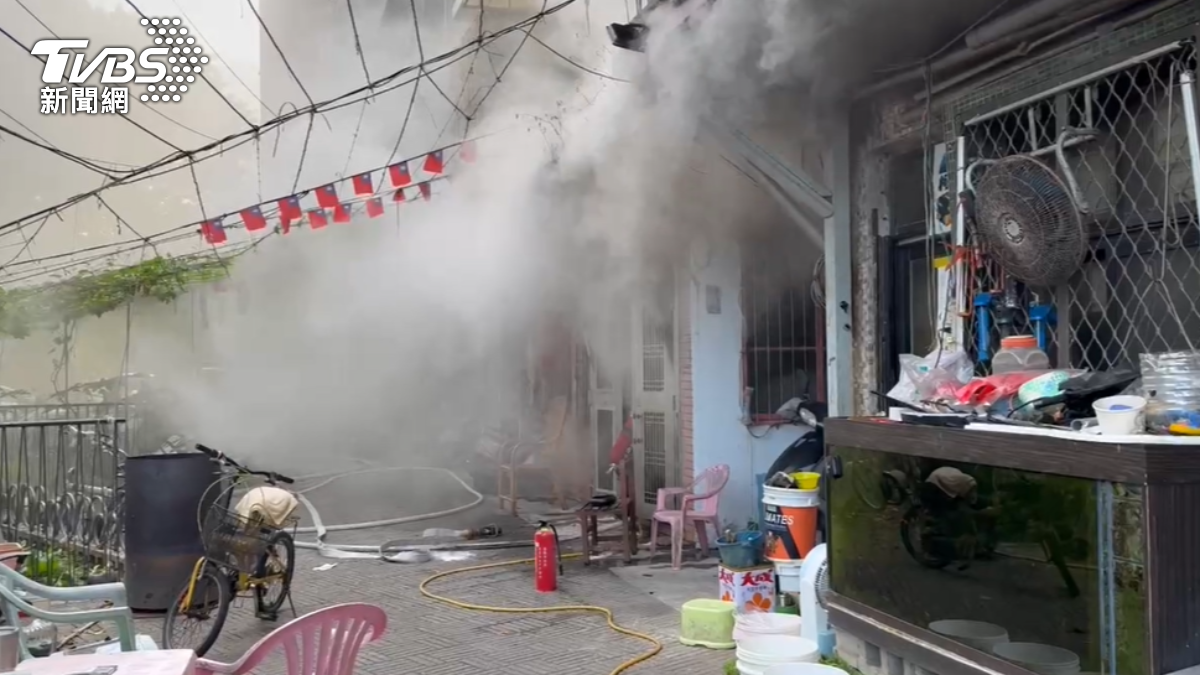 疑似屋主抽菸引起火警,消防疏散27名住戶。(圖/TVBS)