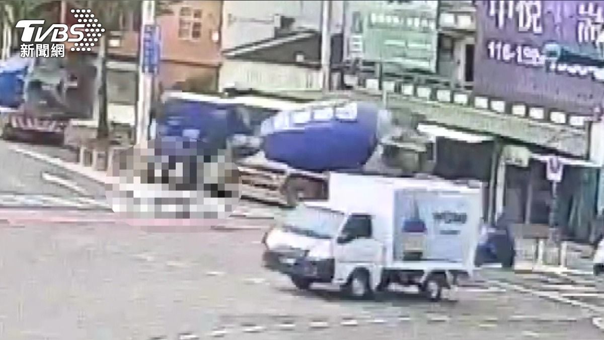 疑似第二輛水泥車的車頭撞上了40歲林姓腳踏車騎士。(圖/民眾提供)