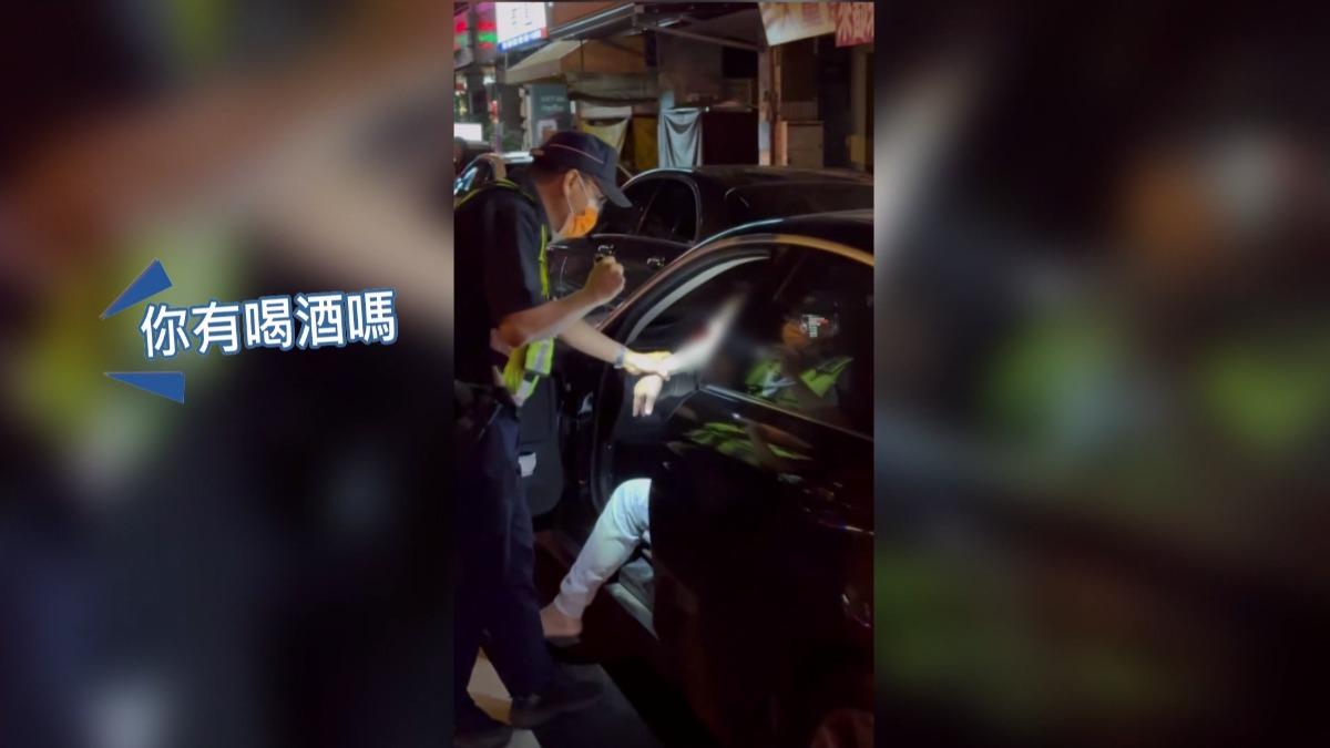台中「路邊自撞」男子詭異舉止惹議，警方：無酒駕反應。(圖／民眾提供)