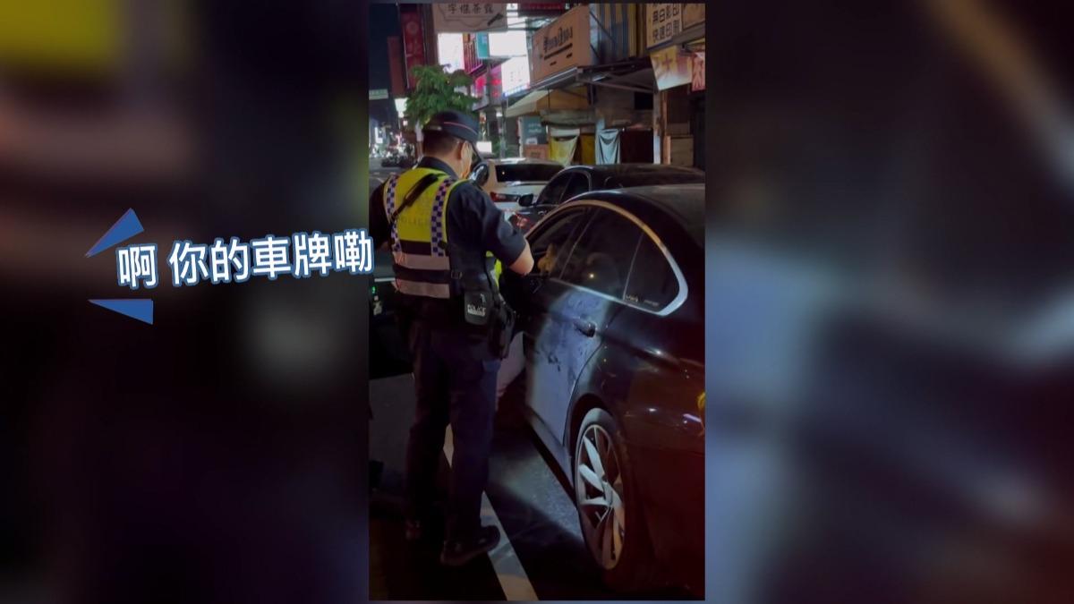 台中男自撞路邊車「傻傻留車內」，民眾直擊：無牌行駛4公里。(圖／民眾提供)