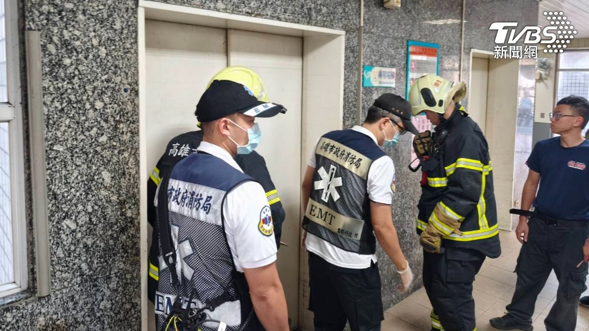 高雄市立殯儀館日前發生一起電梯受困事件,共有24名民眾因超載被困在貨梯內。(圖/TVBS)