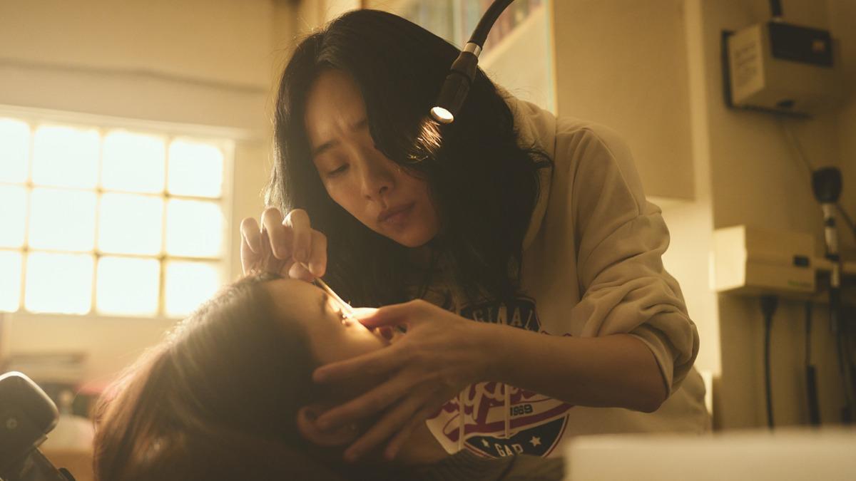 林依晨、吳可熙在電影《失明》挑戰與以往個性不同的角色。(圖/周子娛樂提供)