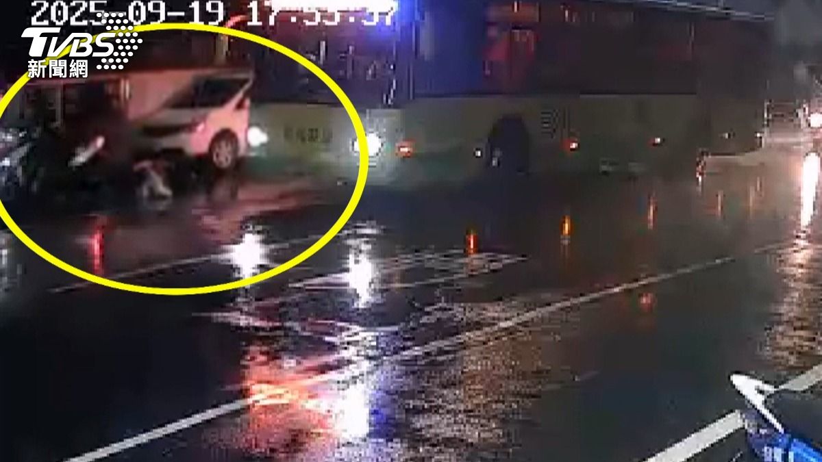 雨天少走路慘遭撞倒 公車司機好心讓「站外下車」釀禍。(圖/民眾提供)