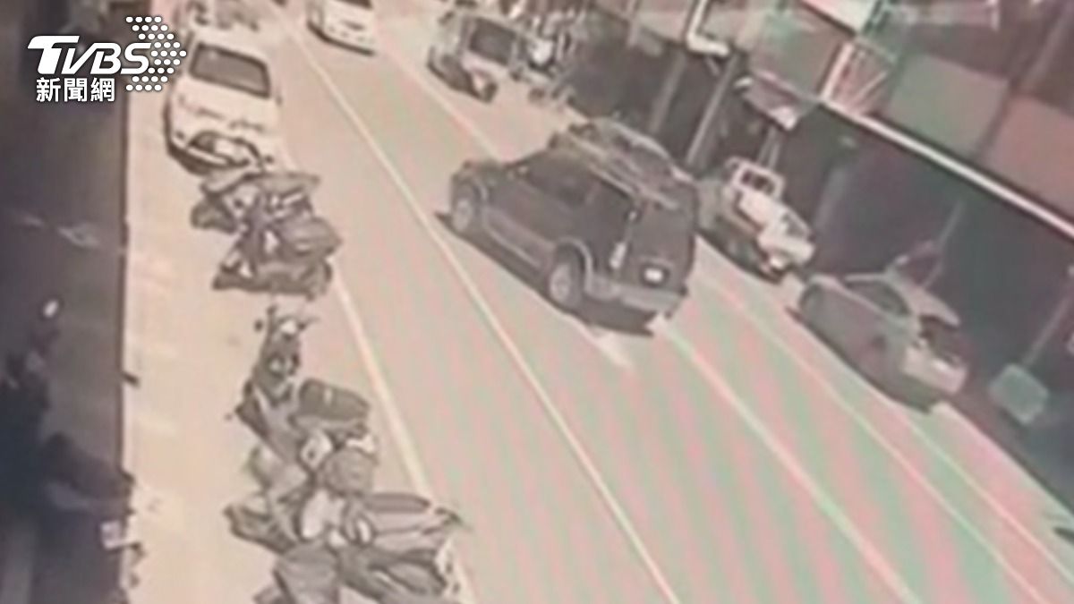 黑色休旅車滑行跨越雙黃線。(圖/TVBS)